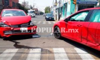 Colisión entre autos deja dos lesionados en el barrio de Santiago