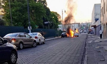  Automovilista ebrio provoca choque que termina con trabajador herido e incendio de las unidades