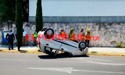 Choque entre dos automóviles termina en volcadura por no respetar semáforo en la colonia Anzures