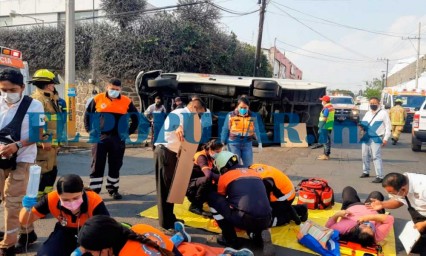 Choque entre ruta 76 y camioneta deja 10 personas lesionadas