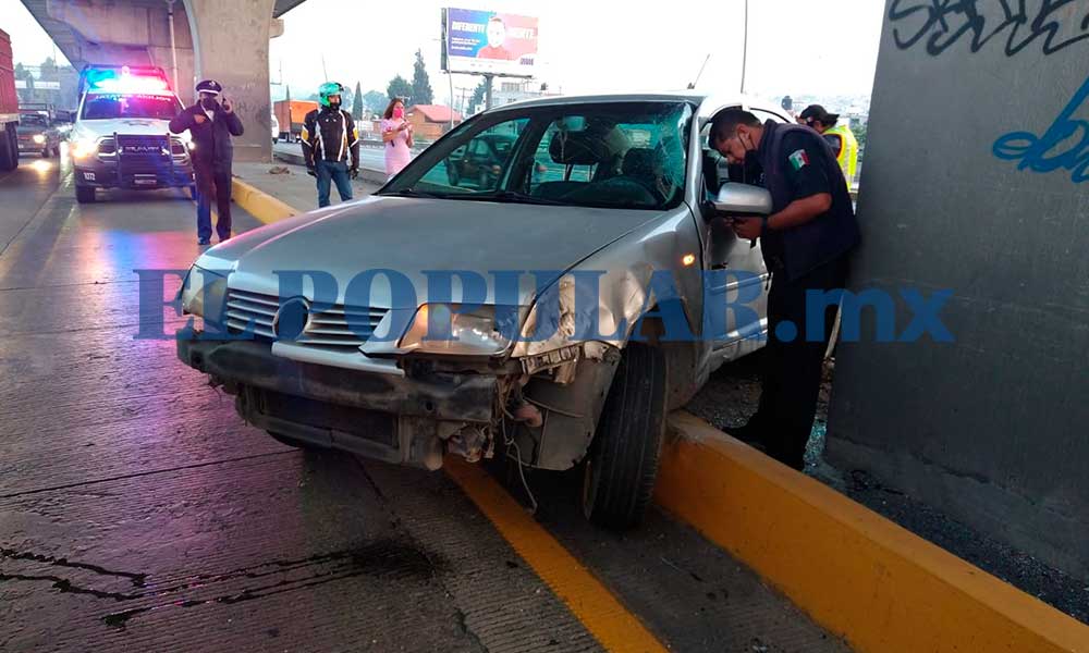 Auto se estrella contra pilar del segundo piso de la autopista México-Puebla