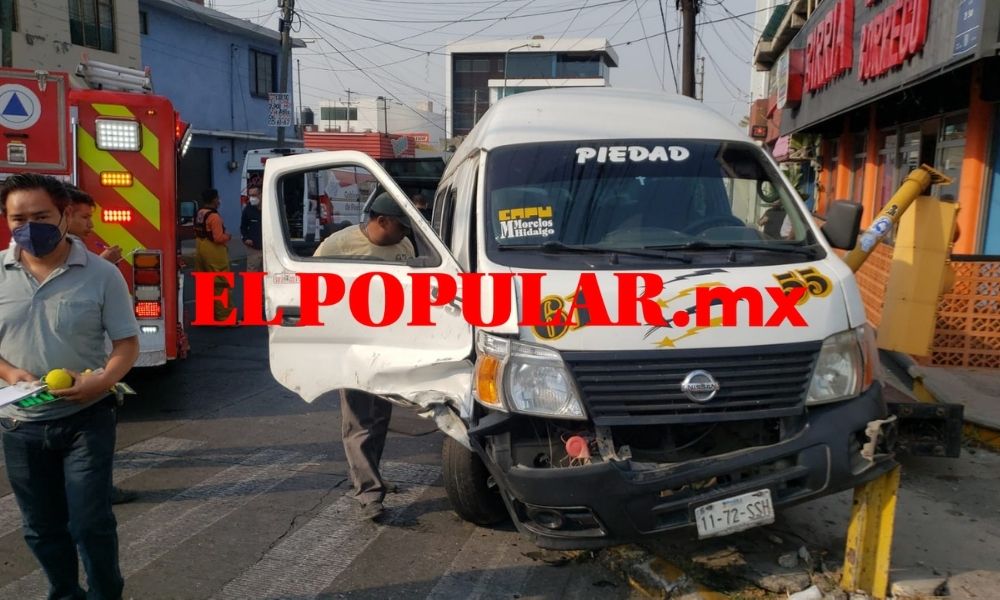 Persona resulta lesionada y atrapada por choque de ruta y camioneta en la colonia Benito Juárez