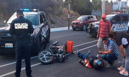 Patrulla y motociclista chocan en la colonia El Encinar