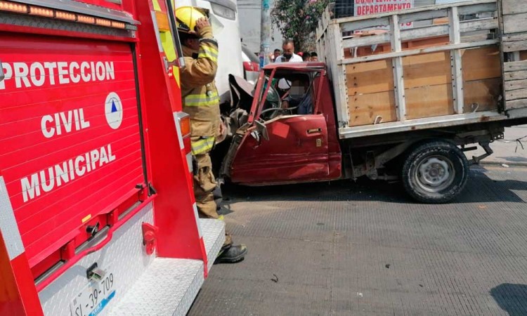 Choque de camioneta y autobús deja tres lesionados en la carretera federal Puebla-Tehuacán