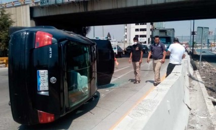 Aparente falla mecánica ocasiona volcadura de carro en el Periférico