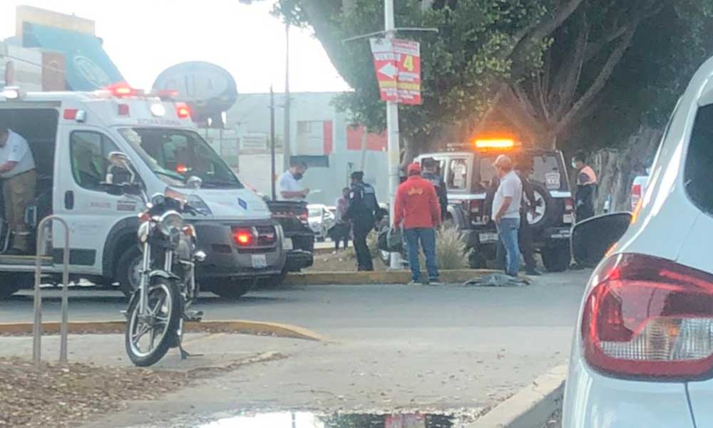 Chocan patrulla y auto de lujo en El Mirador