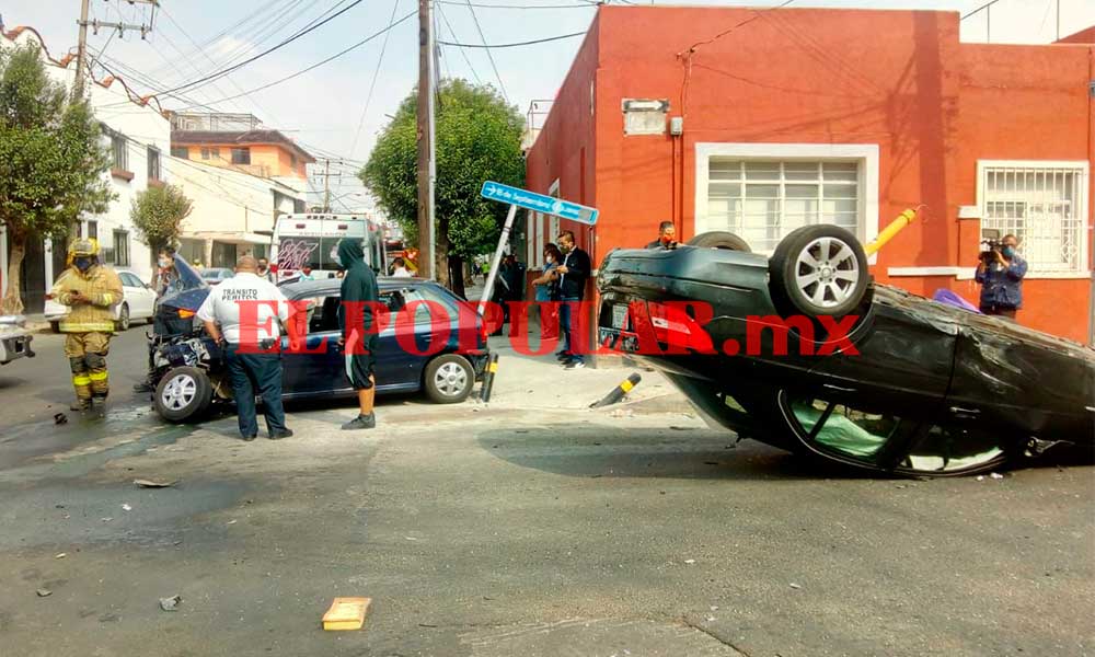 Choque y volcadura en la colonia El Carmen deja tres lesionados