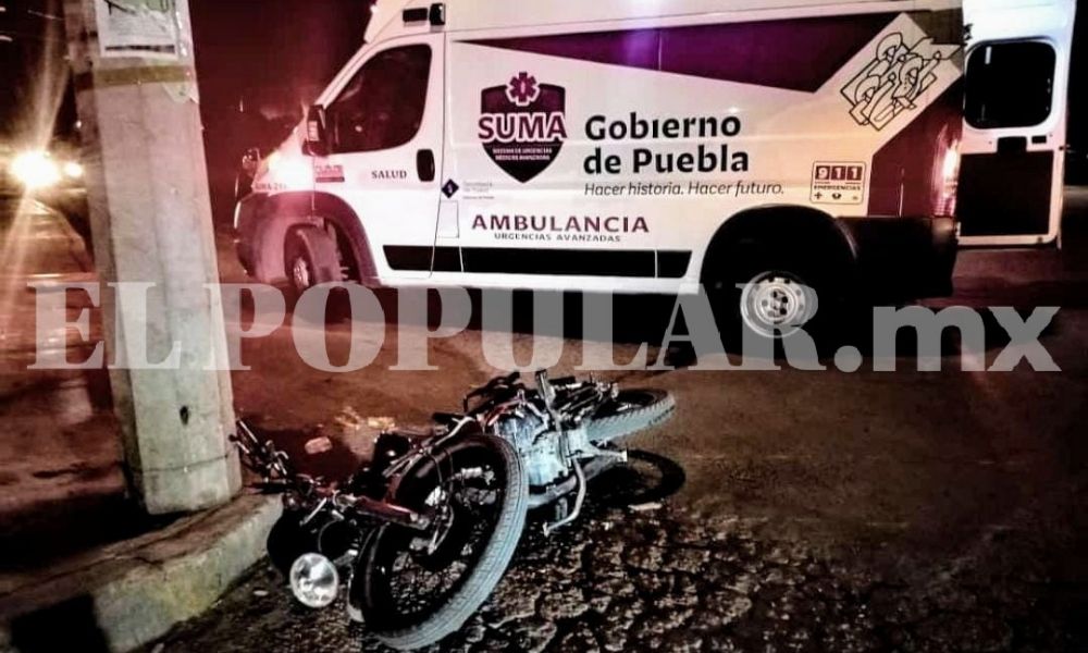 Motociclista sufrió fracturas en una pierna por el choque con una camioneta al sur de la ciudad de Puebla