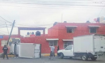 Conductor choca y vuelca su camioneta aparentemente al intentar huir tras impactar a una persona