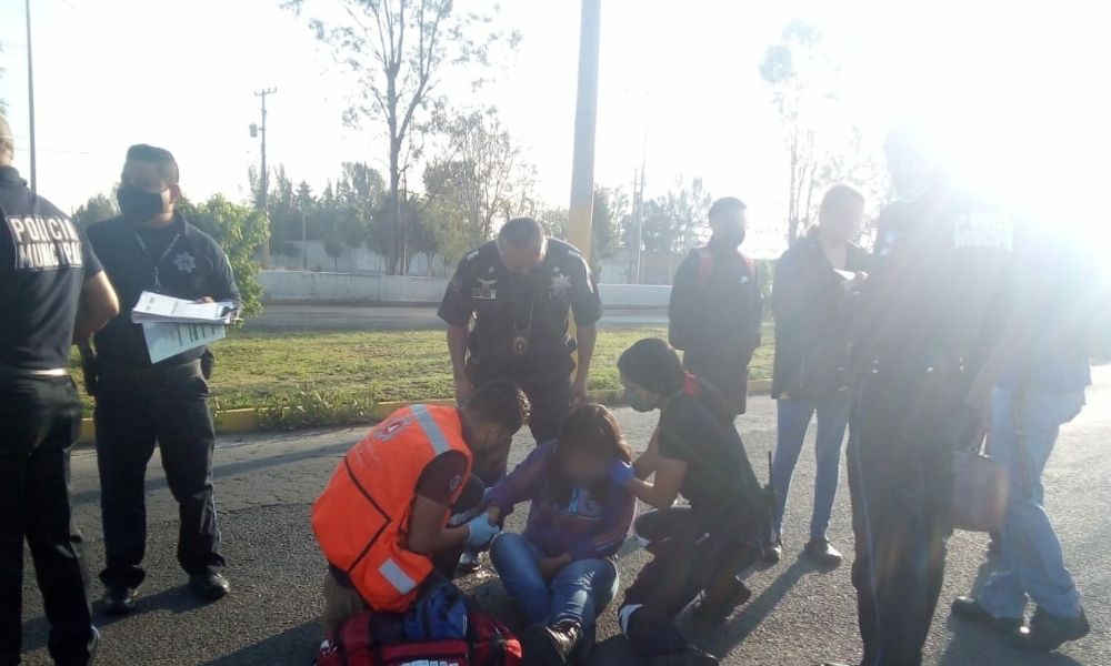 Mujer se lanza de vehículo en movimiento y resulta lesionada en San Pedro Cholula