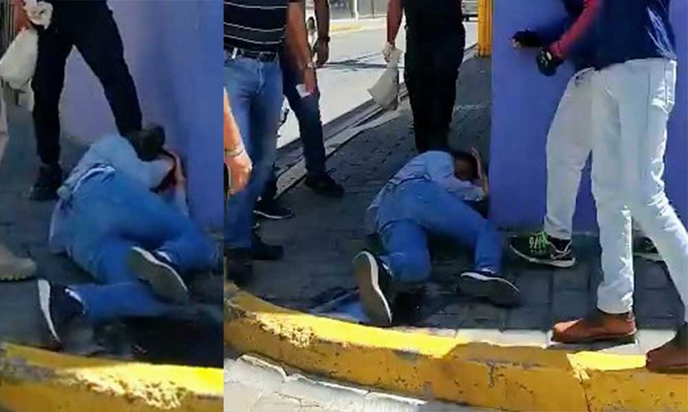 Ciudadanos detienen, desarman y golpean a un asaltante en San Pedro Cholula