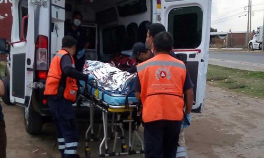 Hombre recibe descarga eléctrica, quedó colgado de un poste en San Pedro Cholula