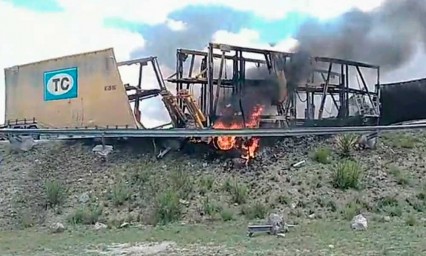 Deja dos muertos choque de tractocamiones y camioneta en la autopista Amozoc-Perote