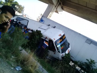 Tráiler impacta ruta provocando su volcadura y deja 17 lesionados 