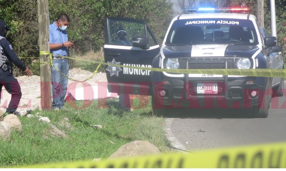 Asesinan a hombre con balazo en la cabeza junto a terrenos de cultivo en la carretera a San Miguel Espejo