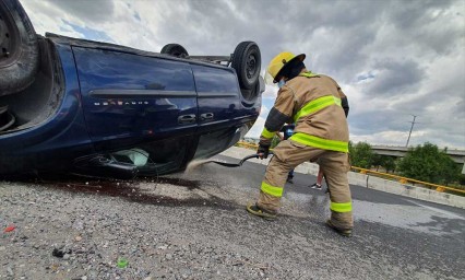 Conductor maneja sin precaución y termina volcando su camioneta sobre el Periférico