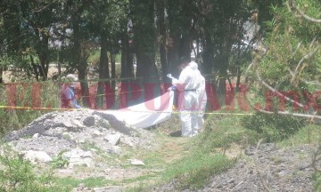 Hallan cadáver siendo devorado por perros en Santa María Xonacatepec.