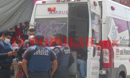 Mujer sufre caída junto al mercado Hidalgo 