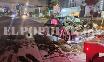 Choque y volcadura en Vía Atlixcáyotl