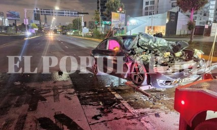 Choque y volcadura en V&iacute;a Atlixc&aacute;yotl