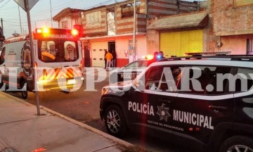 La víctima tuvo que ser llevada a un centro hospitalario en tanto que el agresor se dio a la fuga y es buscado por elementos policíacos.