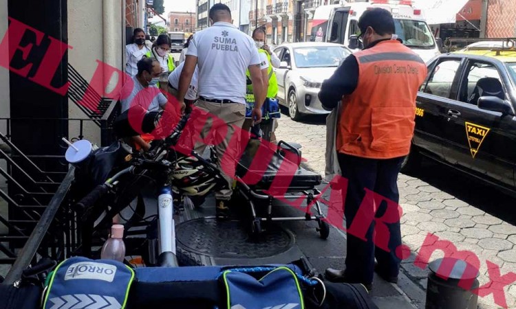 Trabajador de CFE resulta herido luego de caerse en el Centro Histórico de Puebla