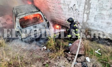 Abandonan auto calcinado en San Andrés Azumiatla