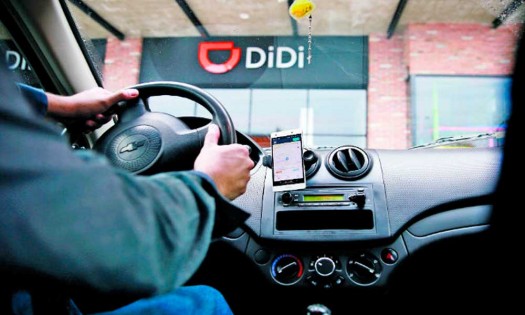 Balean vehículo de la plataforma DiDi en la Vía Atlixcáyotl, se desconoce el motivo