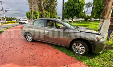 Condcutora estrella su auto contra árbol