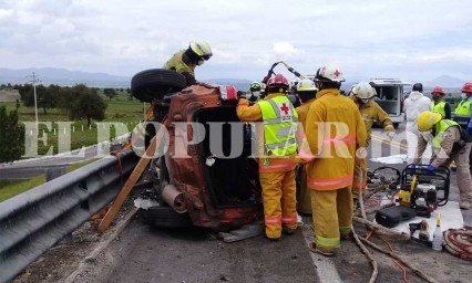 Choque y volcadura deja 5 muertos y dos heridos en Tlaxcala