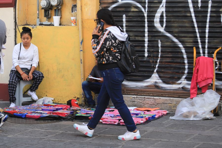 Vendedores ambulantes a la espera de un acuerdo para vender sus productos. Foto: EsImagen