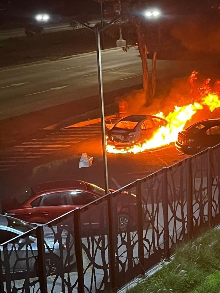 Vehículo incendiado frente a C5