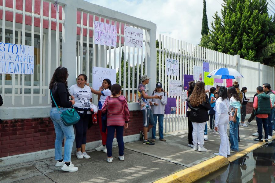 Manifestación de padres de familia en las afueras de la unidad educativa Blandina Torres. Foto:EsImagen