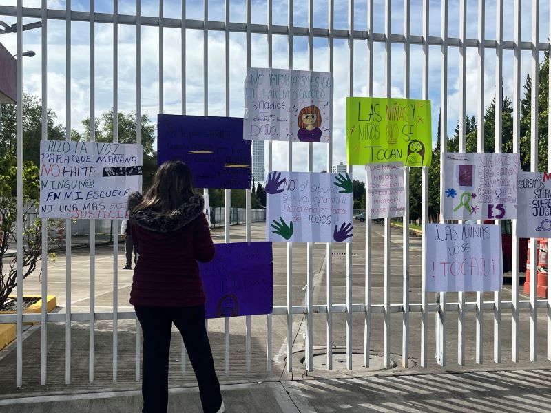 Manifestación de padres de familia en las afueras de la unidad educativa Blandina Torres