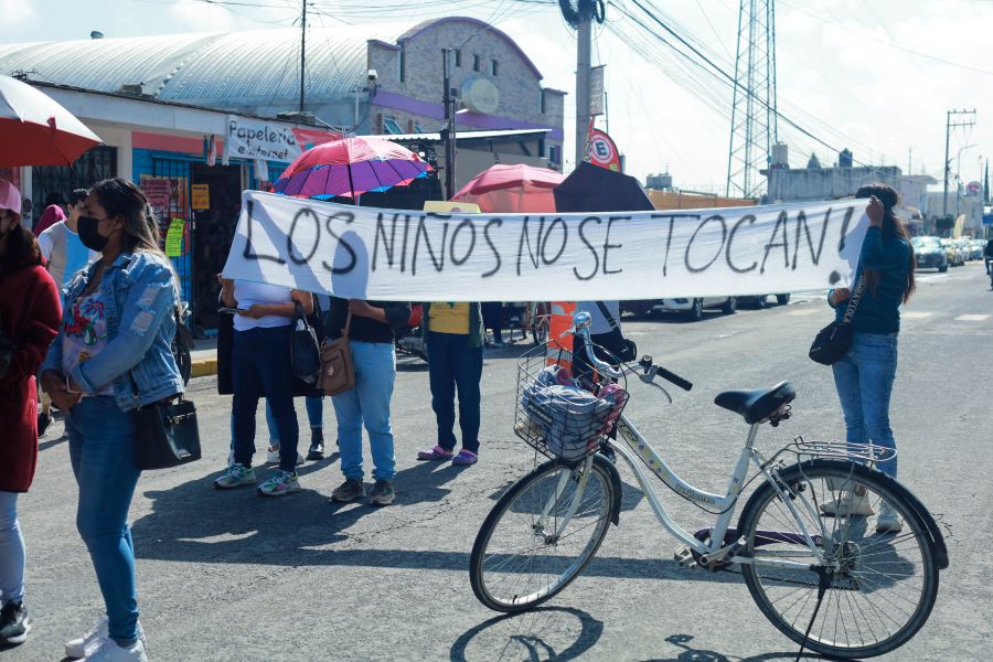 Padres de familia cierran avenida en San Andrés Cholula. Foto:EsImagen