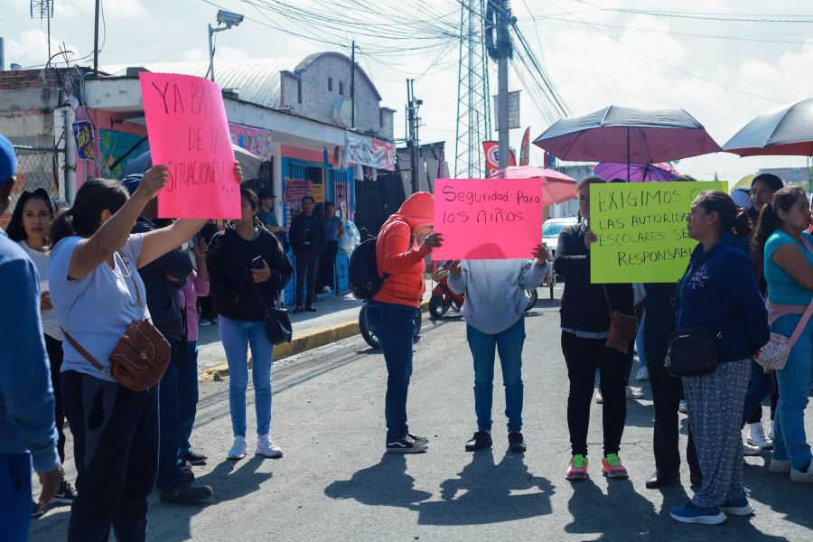 Padres de familia cierran avenida en San Andrés Cholula. Foto:EsImagen