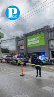 Asalto en estacionamiento de Walmart de Zavaleta deja un delincuente muerto