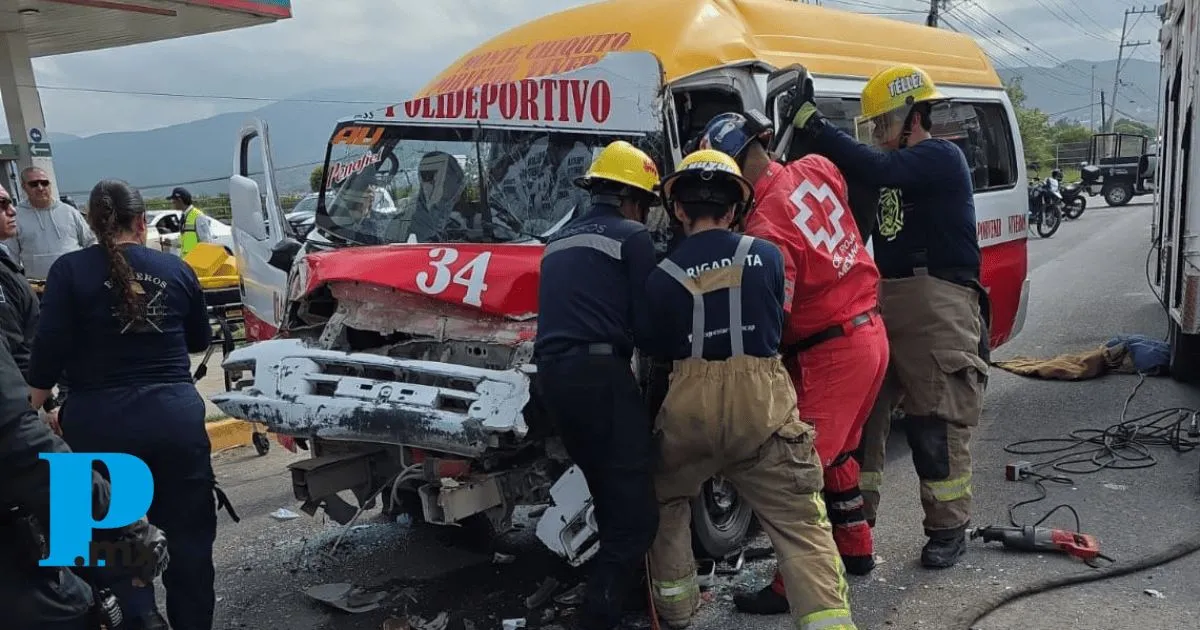 Rescatan a chofer prensado sobre el Bulevar Socorro Romero en Tehuacán