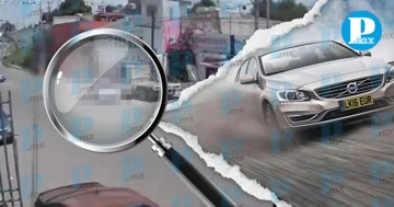 En la grabación se observa cómo un hombre es embestido mientras cruzaba hacia la otra acera.