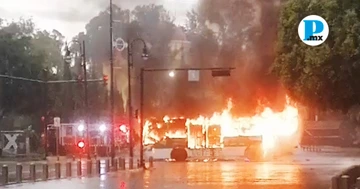 Normalistas de Teteles y personas encapuchadas prendieron fuego a unidades del RUTA