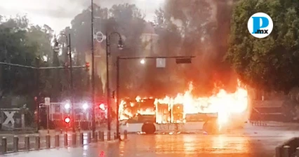 Normalistas de Teteles y personas encapuchadas prendieron fuego a unidades del RUTA