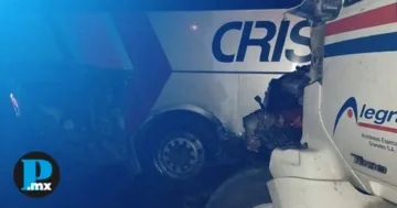 La colisión ocurrió con dirección hacia Veracruz, y debido al impacto, ambos carriles de la autopista fueron cerrados temporalmente