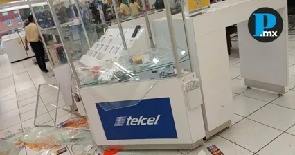 Delincuentes destrozan vitrinas y roban celulares en Coppel de Chapulco