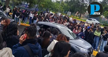 Evacuan a estudiantes de la Facultad de Ciencias Políticas y Sociales de la UNAM por amenaza de explosivo