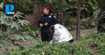 Una mujer perdió el control y cayó a la corriente del río Atoyac, autoridades lograron rescatarla con vida.