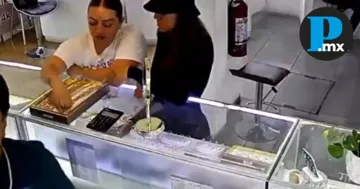 Dos mujeres distrajeron a un vendedor mientras robaban una cadena de oro en un centro joyero del Centro Histórico de Puebla. Dos mujeres distrajeron a un vendedor mientras robaban una cadena de oro en un centro joyero del Centro Histórico de Puebla.