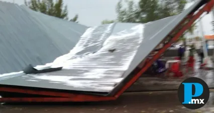 Los fuertes vientos habrían ocasionado que el techo cayera encima de cinco alumnos y una maestra.