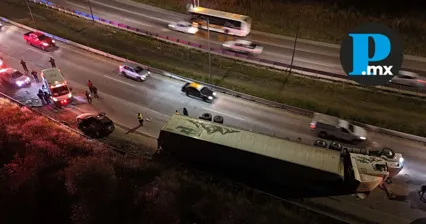 La noche del viernes, un tráiler volcó en el Periférico Ecológico, a la altura de Camino al Batán