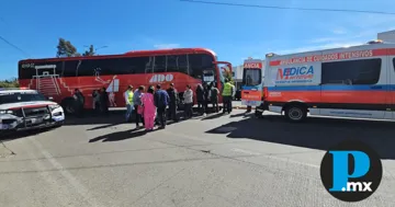 La policía municipal y elementos de tránsito acudieron al lugar para asegurar la zona y controlar el tráfico