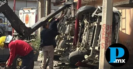 Combi sin frenos sale proyectada en la México-Puebla; se registran dos muertos